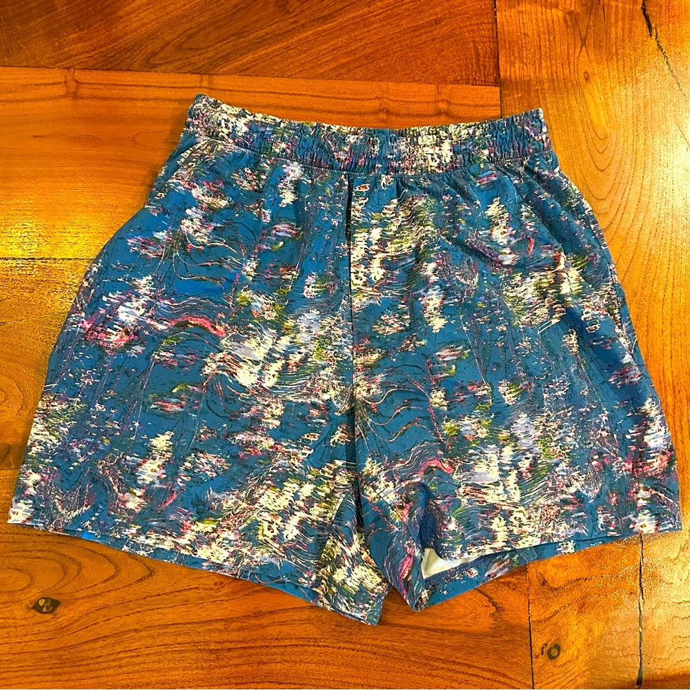 Men’s Lululemon Size Small 5inch Shorts, Multi-colored